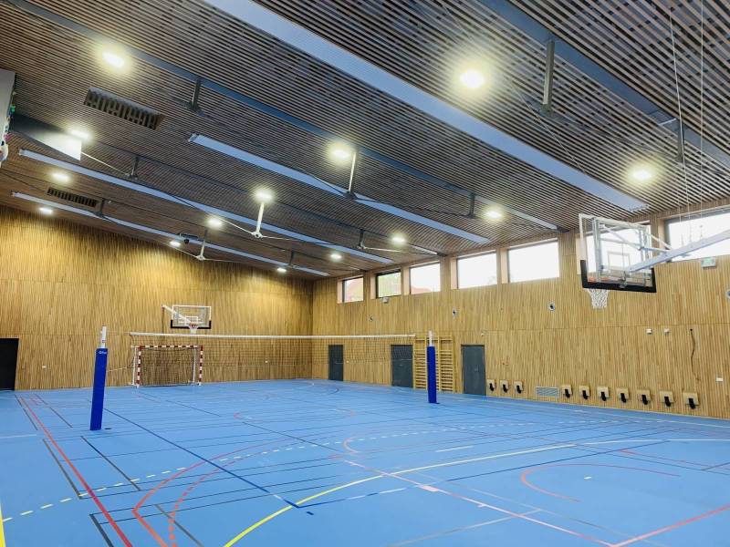 Filet de volley ball avec poteaux et protections peur ceux-ci et but de basket en charpente repliable 