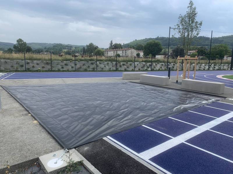 Bâche de protection pour fosse de longueur avec ancrages au sol pour son bon maintien