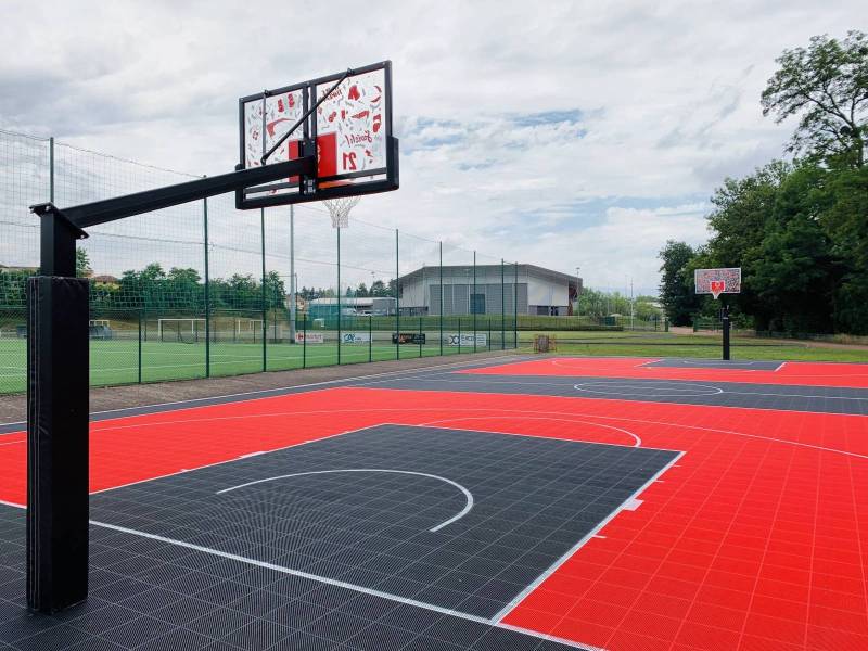 But de basket 3x3 personalisé en noir avec terrain en dalle clipsable 