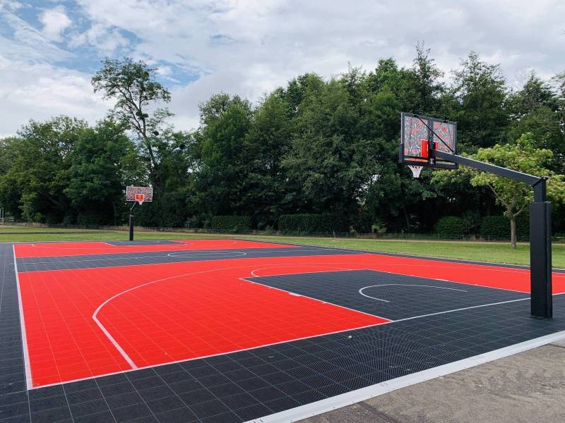 Terrain de basket 3x3 en dalles sportives complètement personnalisable avec son panier personnalisé