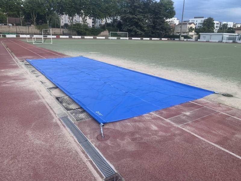 bache de saut en longueur avec point d'ancrage et barre de lestage pour son maintien  