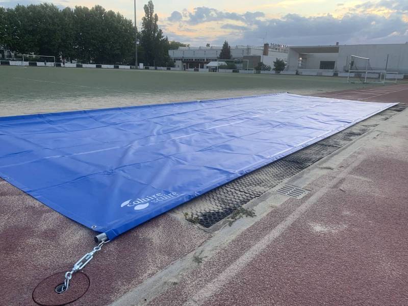 Bâche de longueur avec 4 points d'ancrages et barre de lestage personnalisé