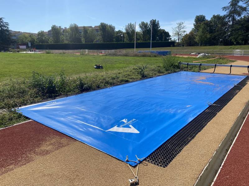 Bâche de saut en longueur sur mesure avec son enrouleur manuel