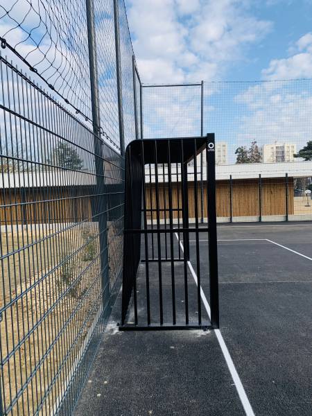 But de hand/foot antivandalisme personnalisé en noir fixation sur platine