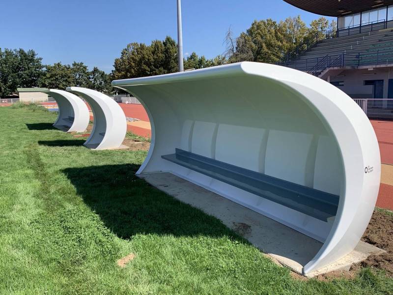 Abri de touche monobloc personnalisable hauteur 1m90 avec option assises en banc