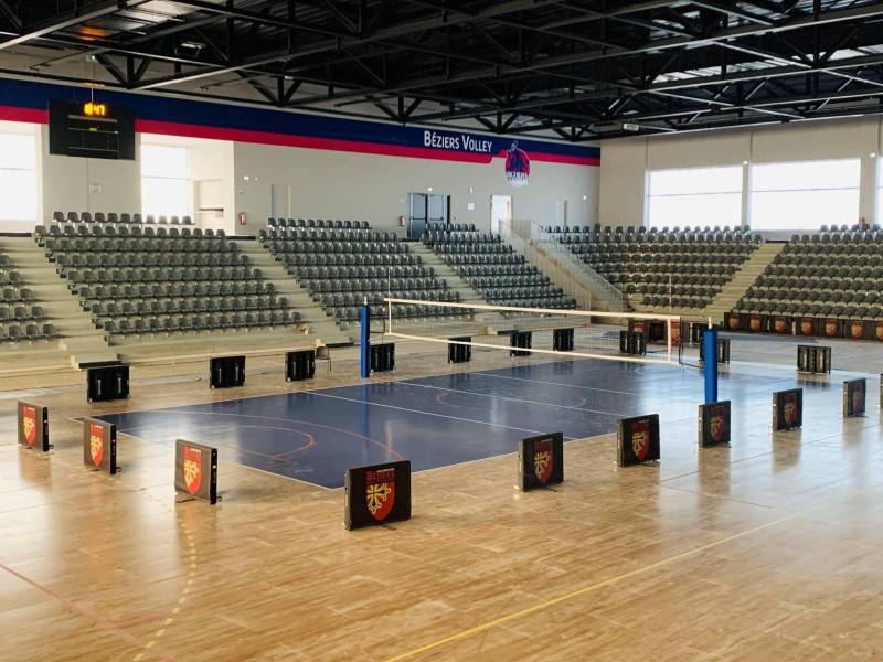 Terrain de volley-ball central avec filet haute compétition et protections de poteaux personnalisables 