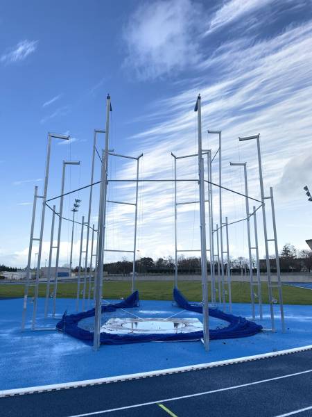Installation d'une cage de lancer avec poteaux renforcés et son filet adapté personnalisé en bleu à Quimper (29)