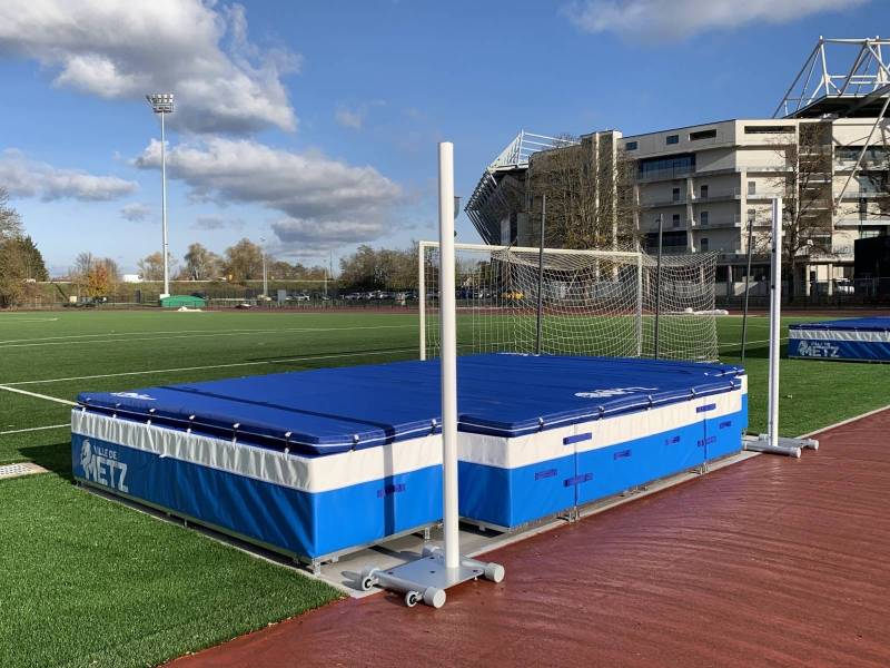 Sautoir pour saut en hauteur avec hausse anti-pointe et poteaux mobile auto-stable