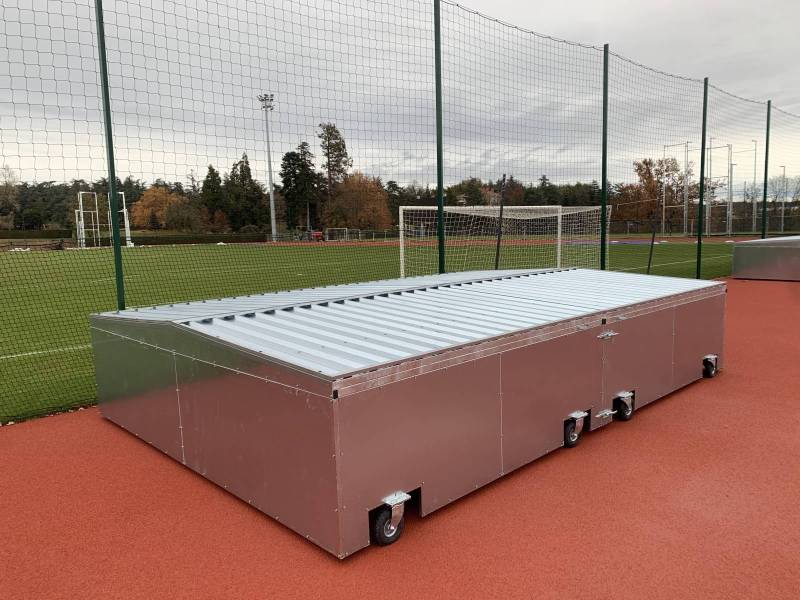 Garage pour sautoir sans personnalisation avec roues pneumatiques pour le déplacement