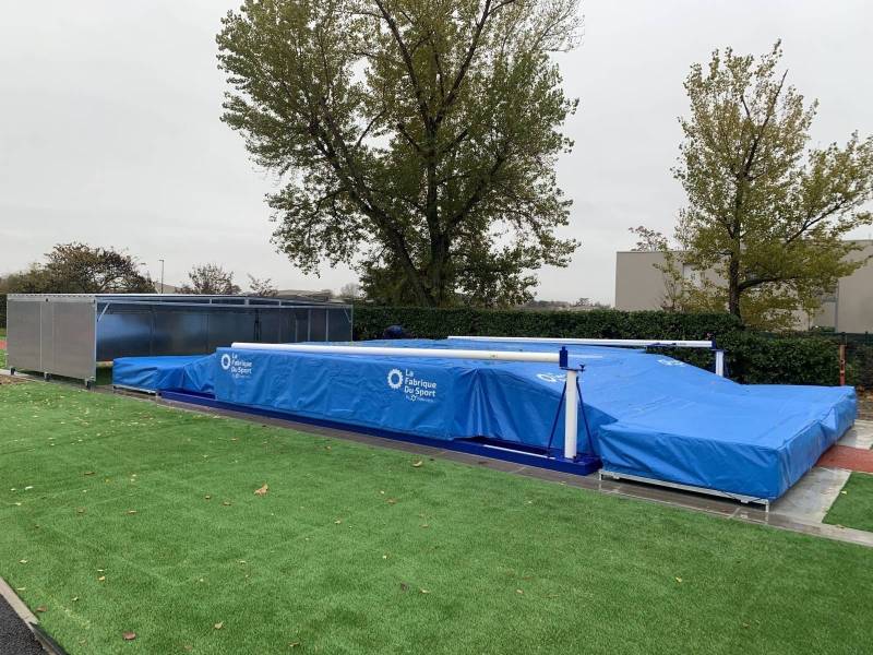 Sautoir pour saut à la perche avec double entrée et poteaux de réglage de la hauteur et son caillebotis