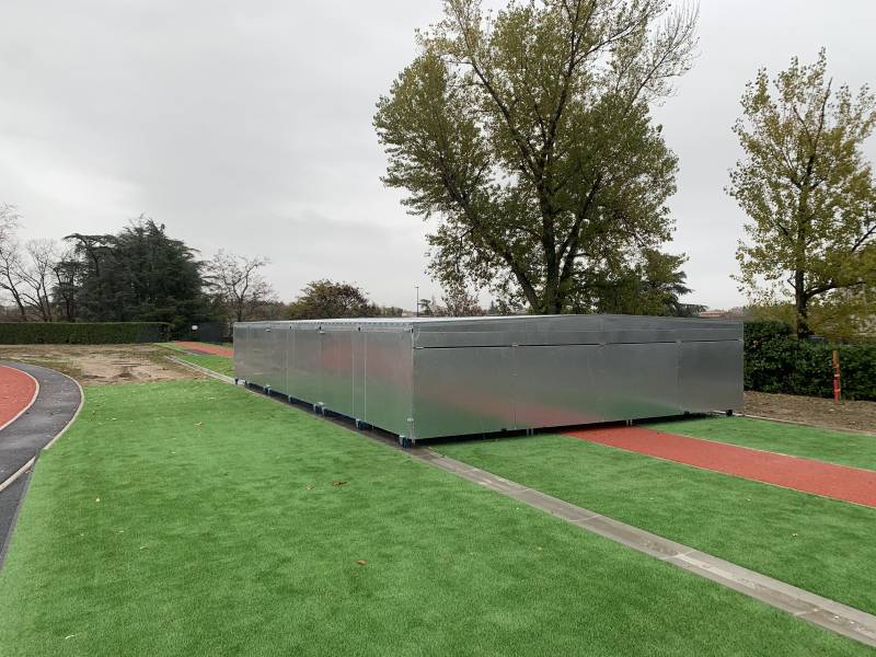 Abri pour protection du sautoir de perche en gris couleur galva sans personnalisation