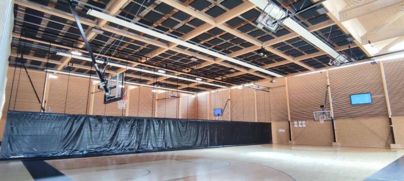 But de basket en charpente en position de jeu avec rideau de séparation électrique