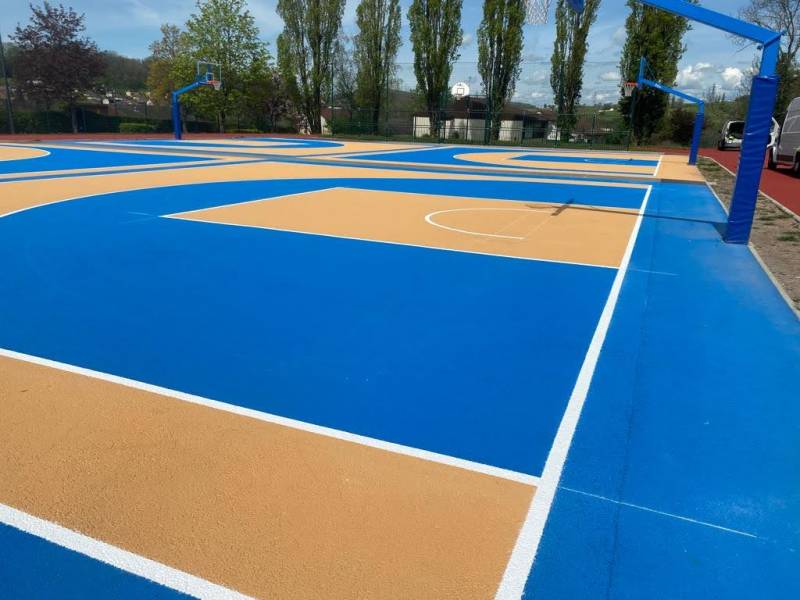 Peinture sur enrobé avec deux couleurs pour mettre en avant les tracés spécifiques au basket