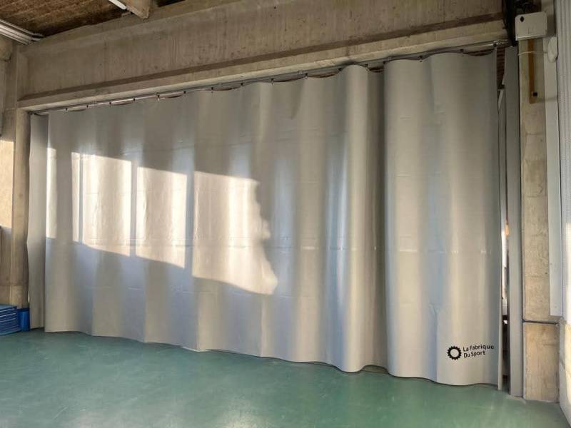 Bâche pour séparation en deux espaces position ouverte et personnalisée en gris 