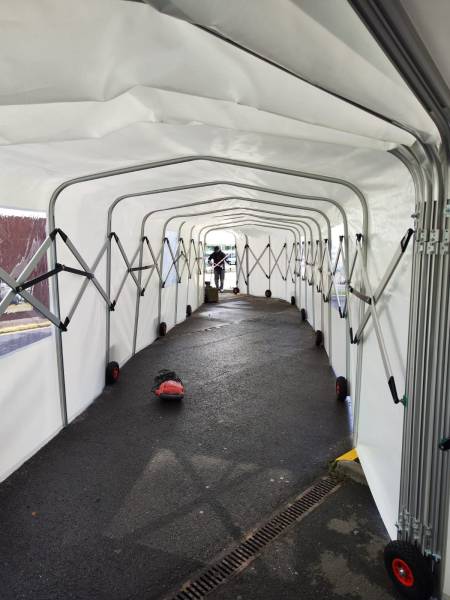 Tunnel d'accès sur-mesure avec angle et fenêtre pour laisser passer la lumière 