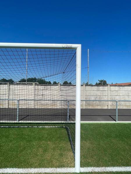 coin droit du but de foot avec logo la fabrique du sport
