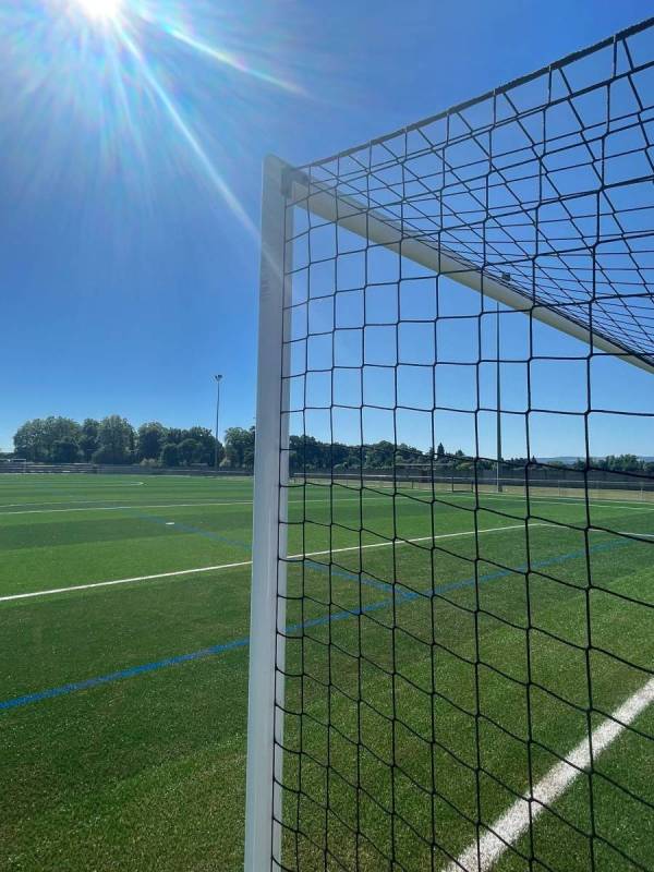 Photo montrant la fixation du filet qui passe par les angles avant d'être refermés 