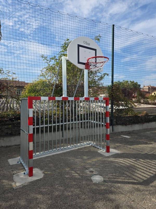 Panier de basket combiné avec cages de hand et de foot, un équipement polyvalent à Dijon
