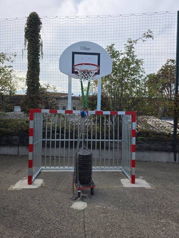 Panier de basket combiné avec cages de hand et de foot, un équipement polyvalent à Dijon