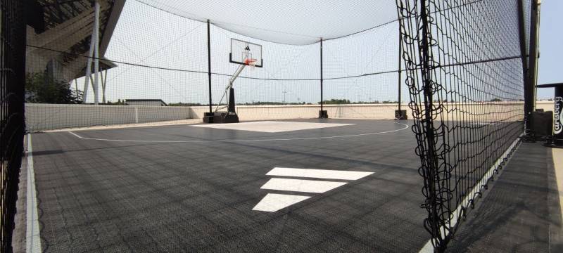 mise en avant du logo Adidas sur le sol en dalles clipsbales 