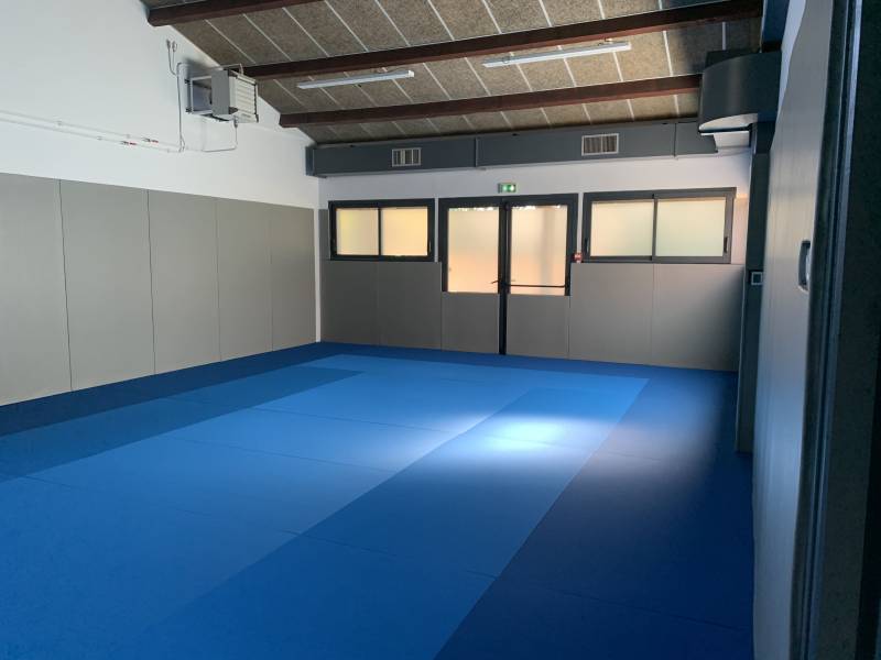 Vue d'un Dojo avec les protection mural sur-mesure sur la porte et autour des fenêtres